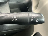 車外の明るさに応じでライトを点灯、消灯してくれるオートライト機能です☆お天気の良い昼間のトンネル走行などオートにしてると便利で安心です☆エンジン停止時にライトの消し忘れも無くなります☆