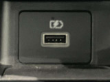 USB電源ソケットが前席中央にあり、便利に使えます☆