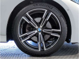 【BMWアロイホイル】軽量かつ強度に拘ったアロイホイル。走行性能ポテンシャルを引き出す設計。車の足元を引き締めてくれる大きなポイントはアロイホイルです。
