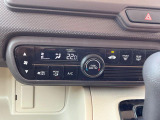 【オートエアコン】一度お好みの温度に設定すれば、車内の温度を検知し風量や温度を自動で調整。暑い&hellip;寒い&hellip;と何度もスイッチ操作をする必要はありません。快適な車内空間には必須の機能ですね♪