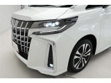 LEDヘッドライトです。デザイン性がよくとても明るいので、夜間の走行や悪天候でも安心です。しかも長寿命!