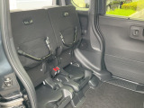 狭い駐車場などでテールゲートが開けられない時は、後席の座面をはね上げて荷物を積める空間に。はね上げ(チップアップ)操作はワンアクションです。