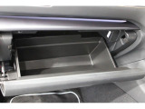 車検証ケースや取扱説明書は助手席の大型グローブボックスに収納可能。
