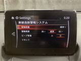 車線逸脱警報システムは、走行中にカメラで車線を検知して、自車が車線から逸脱する可能性があると判断した場合に、警報によりドライバーに通知します。