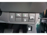 パーキングセンサーシステムや衝突軽減ブレーキ等のスイッチ類は、運転席の右側にあります。