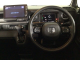 【ハンドル】運転にかかわる様々な操作を安全に行えるように視点移動が少なく操作性に配慮されたスイッチ類が凝縮されたコックピットです。