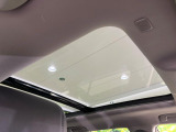 【サンルーフ】開放感たっぷりの希少装備、サンルーフが装着されています!車内に明かりを取り入れたり景色を楽しむ以外にも、車内の空気も簡単に換気できて快適です!
