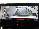 パノラミックビューモニター付きです。車両を上から見たような映像をディスプレイオーディオ画面に表示、運転席からの目線だけでは見にくい、車両周辺の状況をリアルタイムでしっかり確認できます。