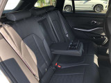 後席も使用感はさほど感じず、運転席・助手席同様に清潔感があります。後席シートもしっかりと作り込まれていますので、座り心地も悪くありません。是非、実車にてご確認下さい。