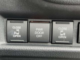 両側電動スライドドアのスイッチ付です。車内からもスイッチひとつで楽にドアの開閉が可能です。電動なので開閉時に力を使う必要がなく、半ドアになることもありません!