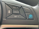 プロパイロットは前を走行するクルマを検知しアクセル、ブレーキをコントロールして車間距離を保つ手助けをしてドライバーの運転負担を軽減します。