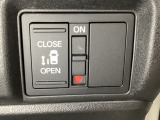 左側電動スライドドアは運転席からでも操作ができるように、ハンドル付近に開閉の操作スイッチが付いています。