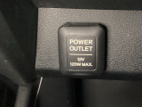 アクセサリーソケットはUSBのアダプターなどをつければ、スマホの充電にも使えます。周辺には物が置けるトレーがついています。