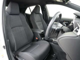運転席のスペースはゆったりしていて、視界も広く確保されているので普段の運転からロングドライブまで快適です。