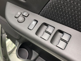 【電動格納ミラー】サイドミラーは電動格納式となっており、狭い駐車場でもキズがつくリスクを抑えられます。