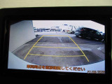 バックモニターで、後方を確認しながら安心して駐車することができます。運転初心者も熟練者も必須の機能です!