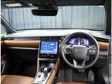 デザインもよく、居心地のよい運転席ですね。分かりやすいスイッチ類ですから操作もしやすく運転をサポートします。