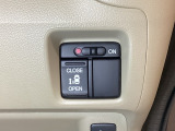 左側電動スライドドアは運転席からでも操作ができるように、ハンドル付近に開閉の操作スイッチが付いています。