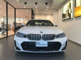 【BMWの伝統-1】BMWの特徴的な&ldquo;キドニーグリル&rdquo;は、80年以上続く伝統の形でございます。変わらないこだわりのデザインが、プレミアムブランド&ldquo;BMW&rdquo;を創り出します。