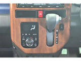一度お好みの温度に設定すれば、車内の温度を検知し風量や温度を自動で調整。暑い&hellip;寒い&hellip;と何度もスイッチ操作をしなくても大丈夫です。