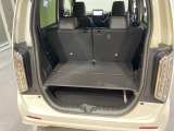 後席のシートをスライドさせると、広い荷室空間が生まれます。