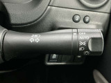 【オートライト】車のセンサーが周囲の明るさを感知し、自動でヘッドライトを点灯・消灯する機能です。この機能は夕暮れ時の交通事故が多い時間帯の安全性を高めてくれます。