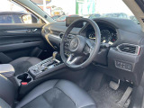 【運転席】座り心地が良いシートなので長時間の運転でも快適にお過ごしいただけます。新品のフロアマットのご注文も可能です。掲載箇所以外にご希望の写真がございましたらお気軽にお問い合わせ下さい。