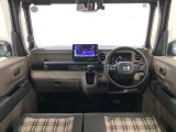 【前方視界】開放的な前方視界!運転がしやすく疲れにくいです♪窓が大きく、見通しがとっても良いおクルマですよ♪