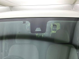 【エマージェンシーブレーキ】走行中に前方の車両等を認識し、衝突しそうな時は警報とブレーキで衝突回避と被害軽減をアシスト。より安全にドライブをお楽しみいただけます。