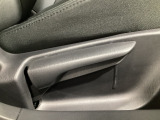 運転席にはドライバーの体型や好みに応じて前後方向だけでなく、高さの調整ができるシートリフターを装備!