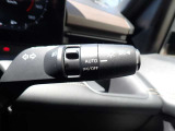 オートライト機能が装備されており暗い場所に入ると車両が検知しライトのON・OFFを自動的に切り替えてくれますので非常に便利な装備です♪