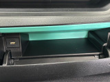 運転席側のインパネアッパーボックスは嬉しい収納!ここにもUSBソケットが付いています!