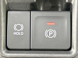 【電動パーキングブレーキ】パーキングブレーキは便利な電動式!ボタン一つで操作でき、アクセルを踏めば自動で解除されます♪レバーやペダルが無いので運転席廻りもすっきりしますね♪