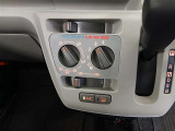 シンプルで使いやすいマニュアルエアコン。適切に操作することで快適な車内環境を保つことができます。