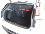 荷室は318Lの容量があり、V40と比べてほぼ同等です ハッチと連動して開閉するトノカバーにより、ラゲッジのプライバシーが保たれています