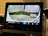 リバースギアに入れるだけで後方の表示へ切り替わります。夜間や雨の日の駐車も楽になりますよ。
