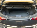 ゆったりとしたトランクルームでございます。たくさんのお荷物の車載が可能でございます。