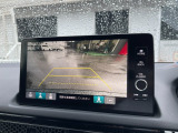 【バックカメラ】運転が苦手な方も車庫入れラクラク。ギアをリバースに入れれば自動的に切り換わりますので、面倒な操作は不要です。狭い駐車場も大切なお車を傷つけず安心です。