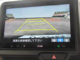 【リアカメラ】リバースに入れるだけで後方の映像が映ります。安全確認や、狭い駐車場での車庫入れ、雨の日や夜間など視界の悪い時に便利です。安全にバックする為には欠かせない装備です。