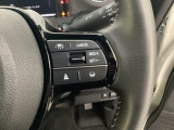 ハンドルにHondaセンシング系のクルーズコントロールやレーンキープアシストなどの操作スイッチが装備されています。ハンドルから手を離さず安全に操作できます。
