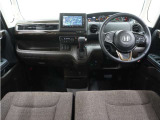 ◆視界広々で非常に運転しやすくロングドライブでも疲れを感じさせないすっきりとまとまったインパネ周りです。