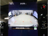 後方の映像を車内の11.6インチディスプレイに表示。 ステアリング操作に連動して動くガイドラインが、駐車や車庫入れをよりスムーズにサポート。狭いスペースでも安心して操作できる頼れる機能です。