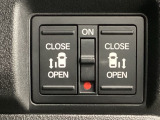 【両側パワースライドドア】両側がパワースライドドアになっており、運転席のスイッチやスマートキーでも開閉が可能です!開口部も広いので乗り降りも楽々♪
