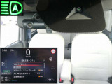 フロントカメラで車線や前方の人や車をモニターして、エマージェンシーブレーキや車線逸脱警報が作動。ハイビームアシストも装備。