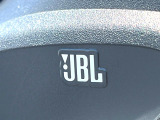 【JBLサウンドシステム】高品位サウンドシステムを搭載。専用のチューニングが施された大小様々なスピーカーから良質なサウンドが奏でられ、臨場感あふれる音響空間を演出します。