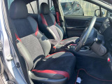 運転席まわりには十分なスペースがあり、大柄な方でもゆったり運転していただける環境です。