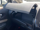 便利な小物入れがグローブBOXの上にも付いています。