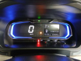 必要な情報がひと目で確認できるレイアウトで、走行中でも視線移動が少なく、初心者の方でも扱いやすいのが魅力です