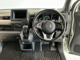 【前方視界】開放的な前方視界!運転がしやすく疲れにくいです♪窓が大きく、見通しがとっても良いおクルマですよ♪