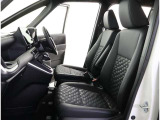 高いホールド性で運転姿勢が安定します。長距離ドライブでも疲れにくいのが魅力です。快適なドライビングライフをお送りください♪